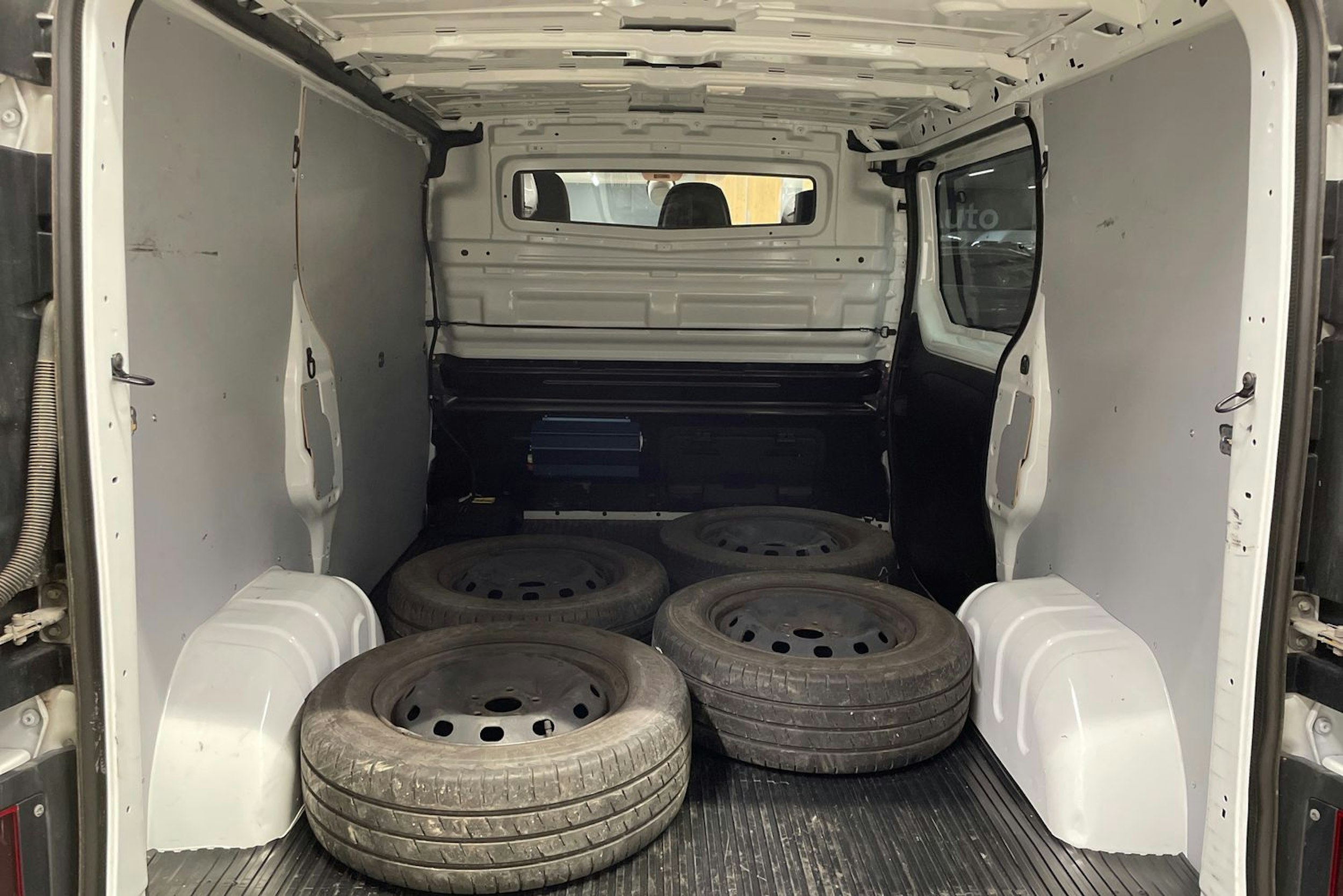 valkoinen Renault Trafic 2018 kuva 24.