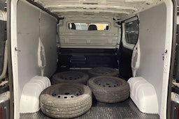 valkoinen Renault Trafic 2018 kuva 24.