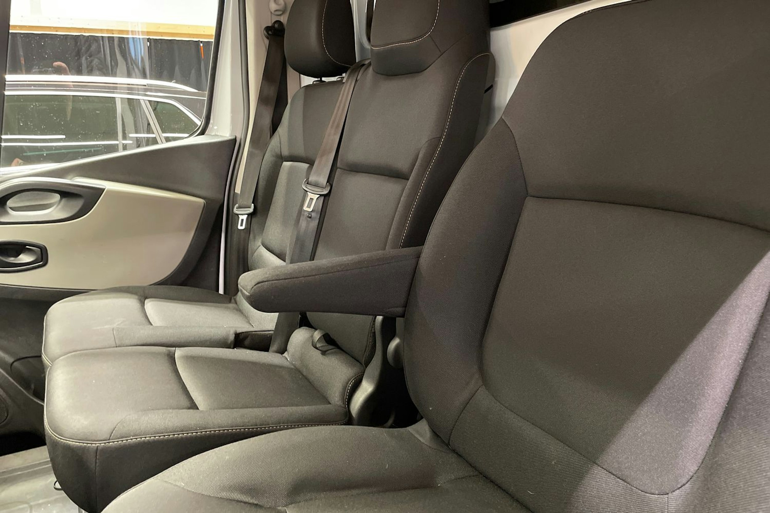 valkoinen Renault Trafic 2018 kuva 27.