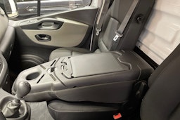 valkoinen Renault Trafic 2018 kuva 28.