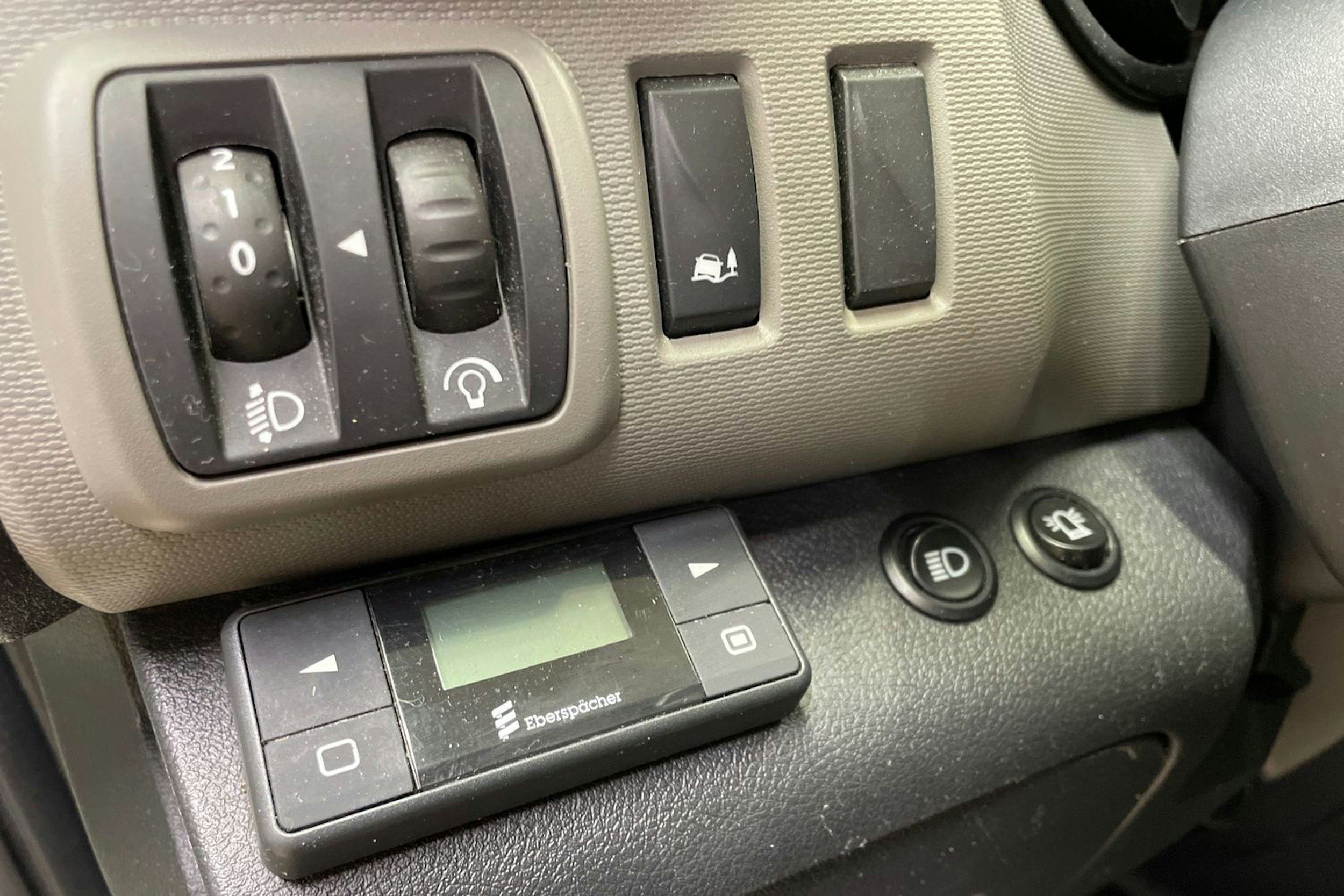 valkoinen Renault Trafic 2018 kuva 31.