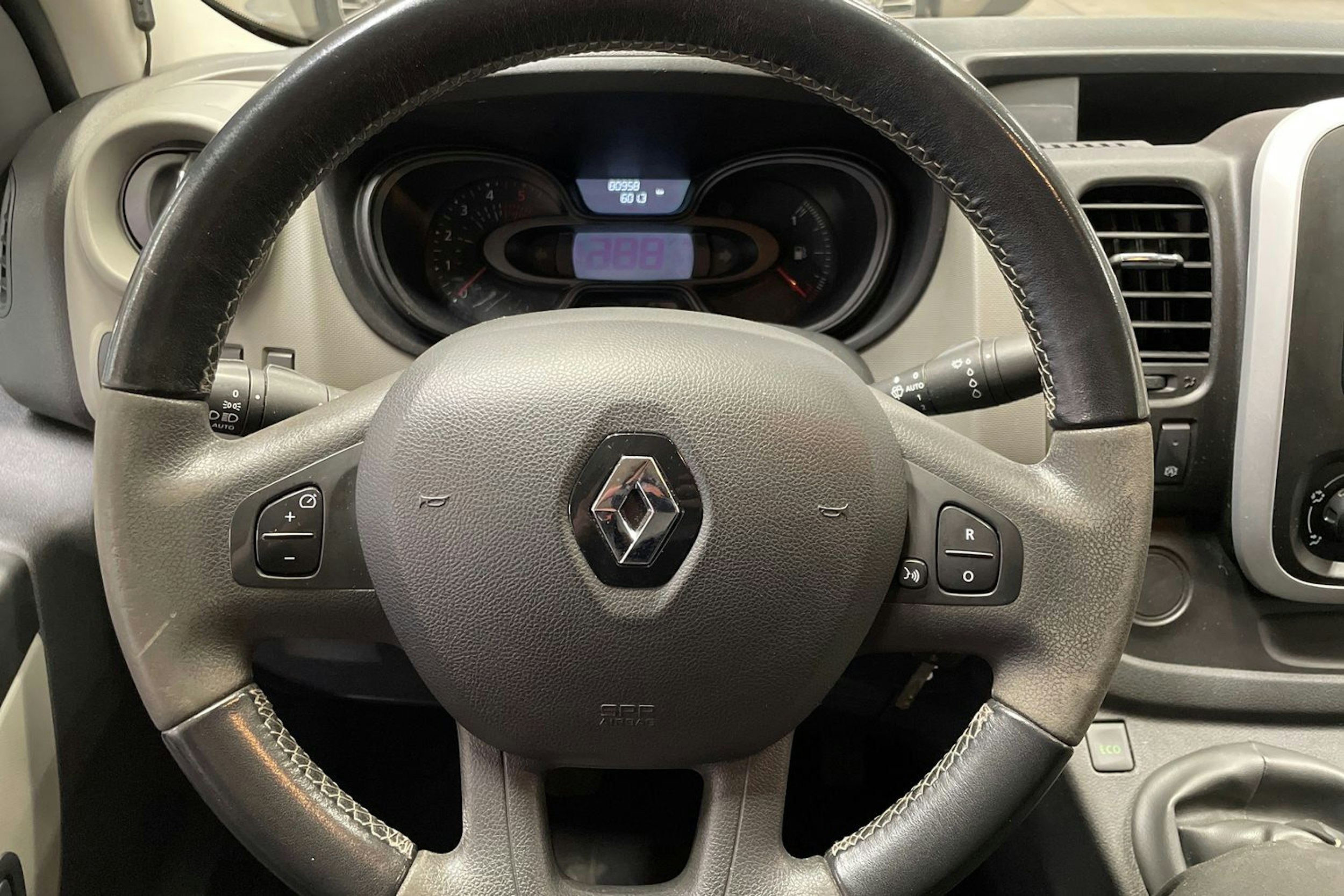 valkoinen Renault Trafic 2018 kuva 32.