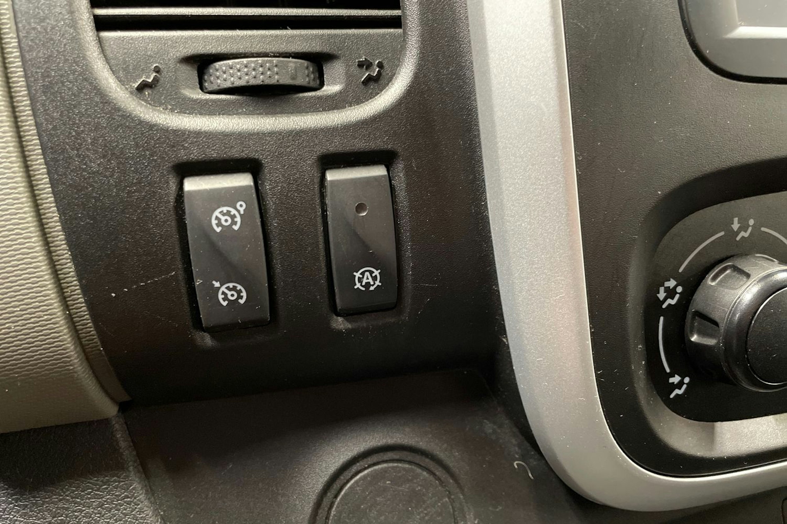 valkoinen Renault Trafic 2018 kuva 33.