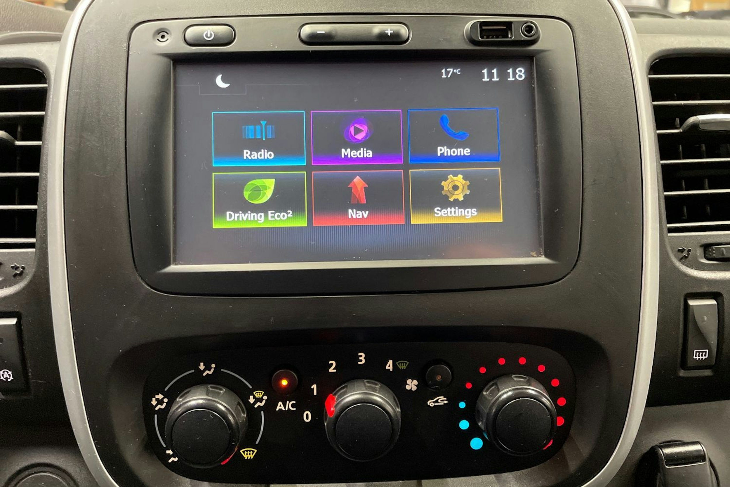 valkoinen Renault Trafic 2018 kuva 34.