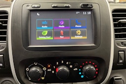 valkoinen Renault Trafic 2018 kuva 34.