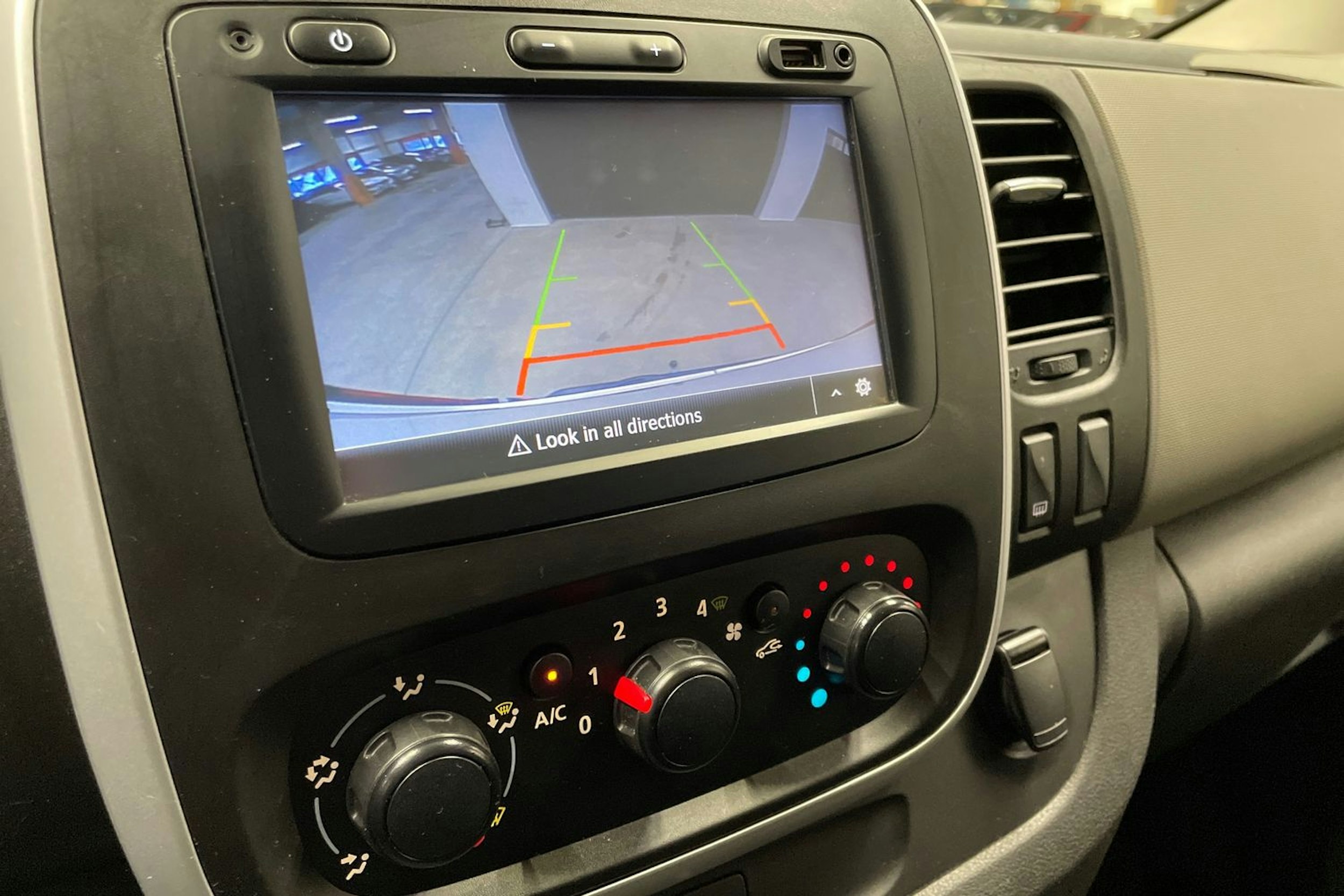 valkoinen Renault Trafic 2018 kuva 35.