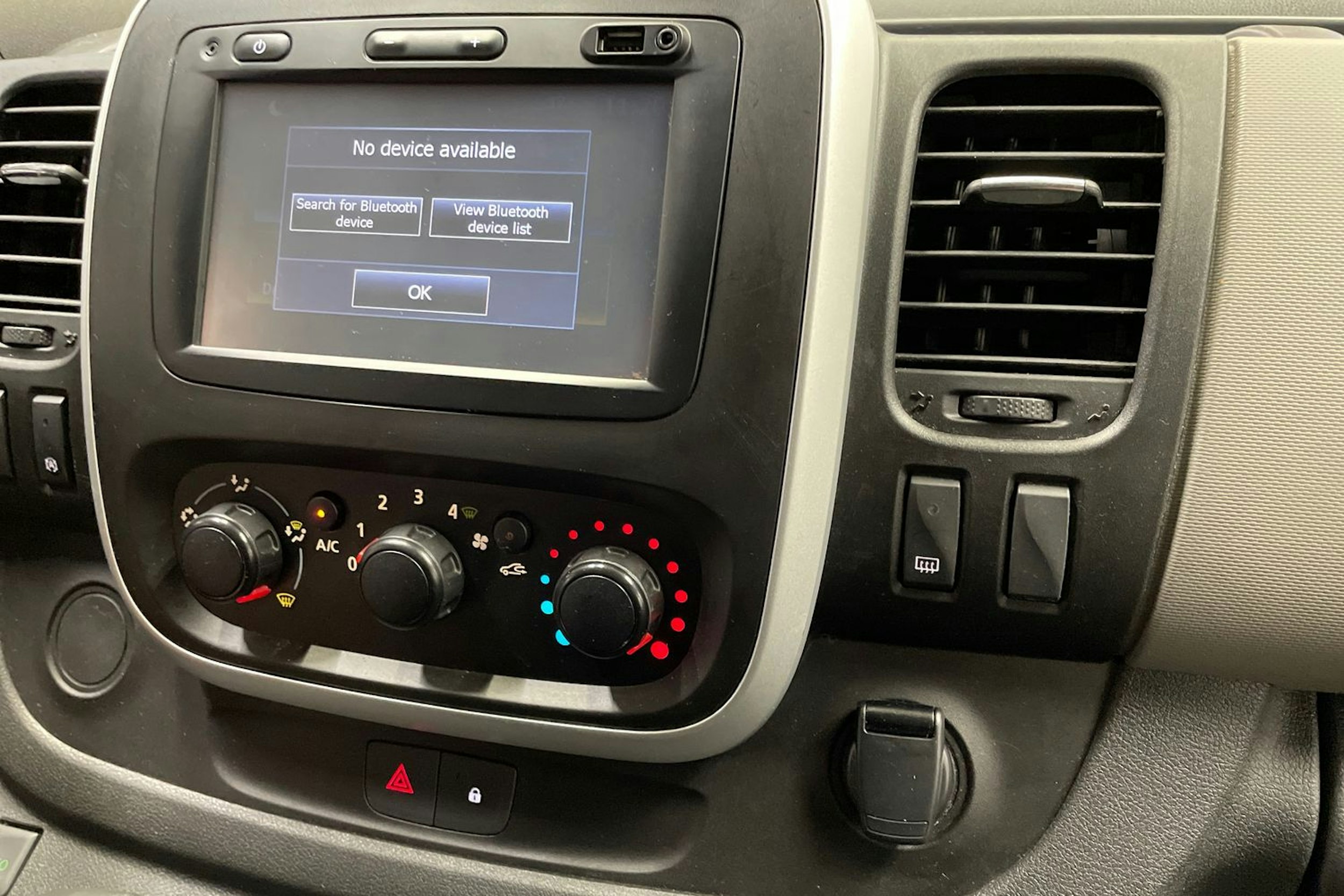 valkoinen Renault Trafic 2018 kuva 36.