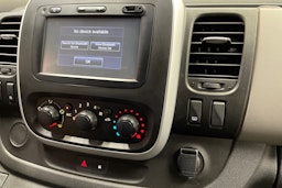 valkoinen Renault Trafic 2018 kuva 36.