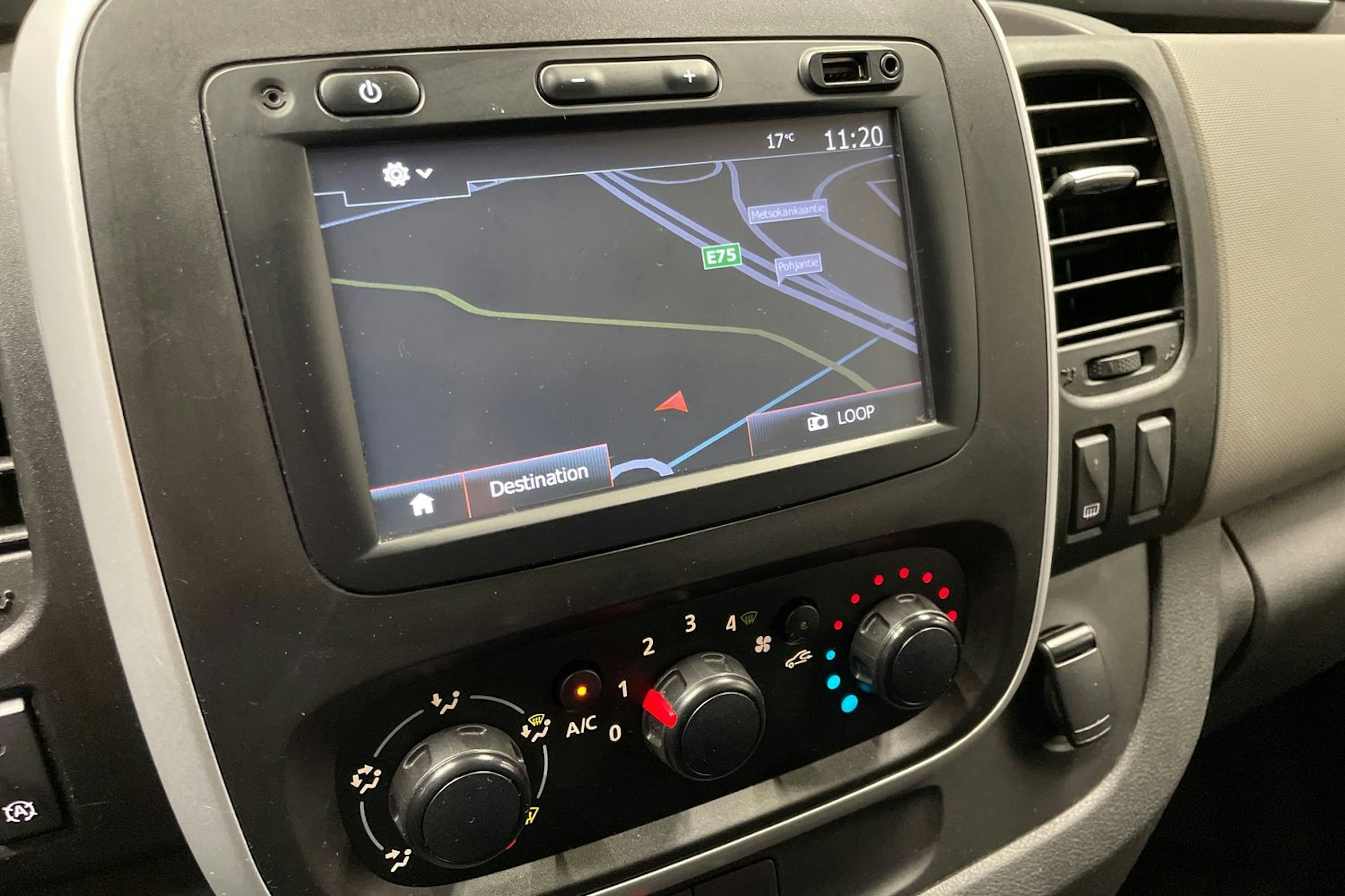 valkoinen Renault Trafic 2018 kuva 37.