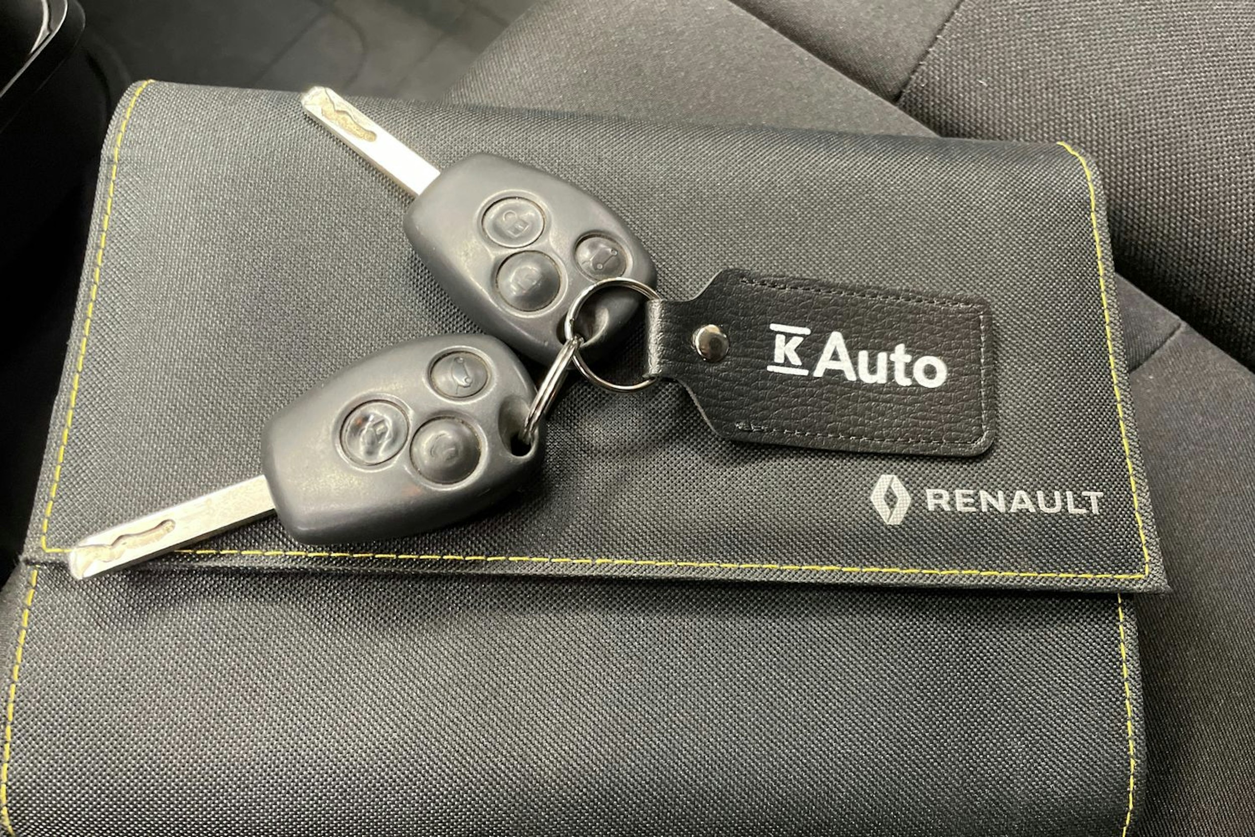 valkoinen Renault Trafic 2018 kuva 39.