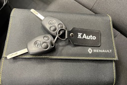 valkoinen Renault Trafic 2018 kuva 39.