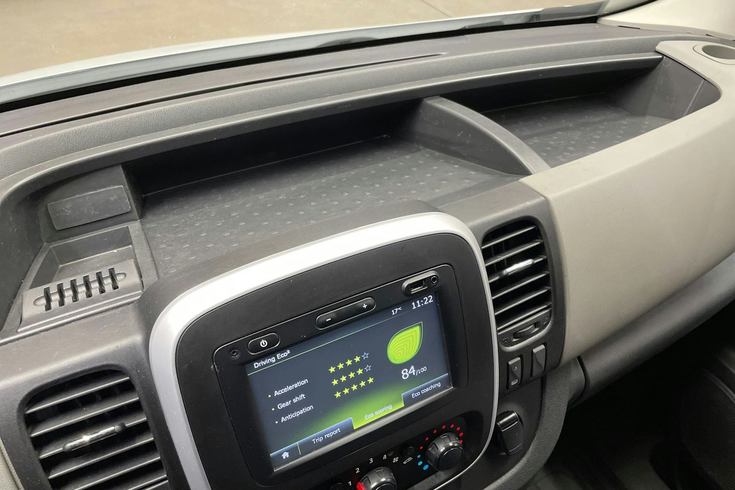 valkoinen Renault Trafic 2018 kuva 40.