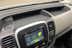 valkoinen Renault Trafic 2018 kuva 40.