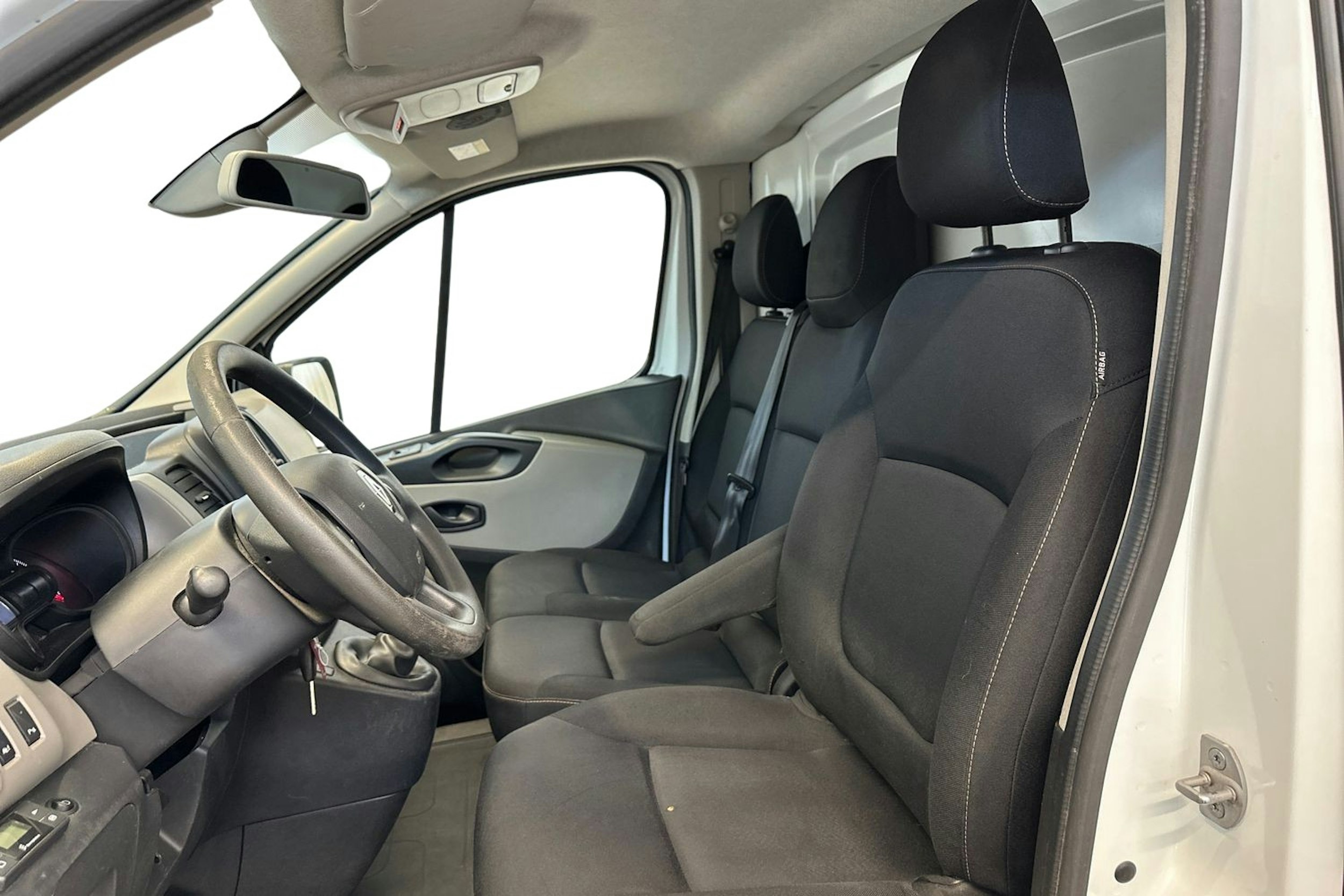 valkoinen Renault Trafic 2019 kuva 10.