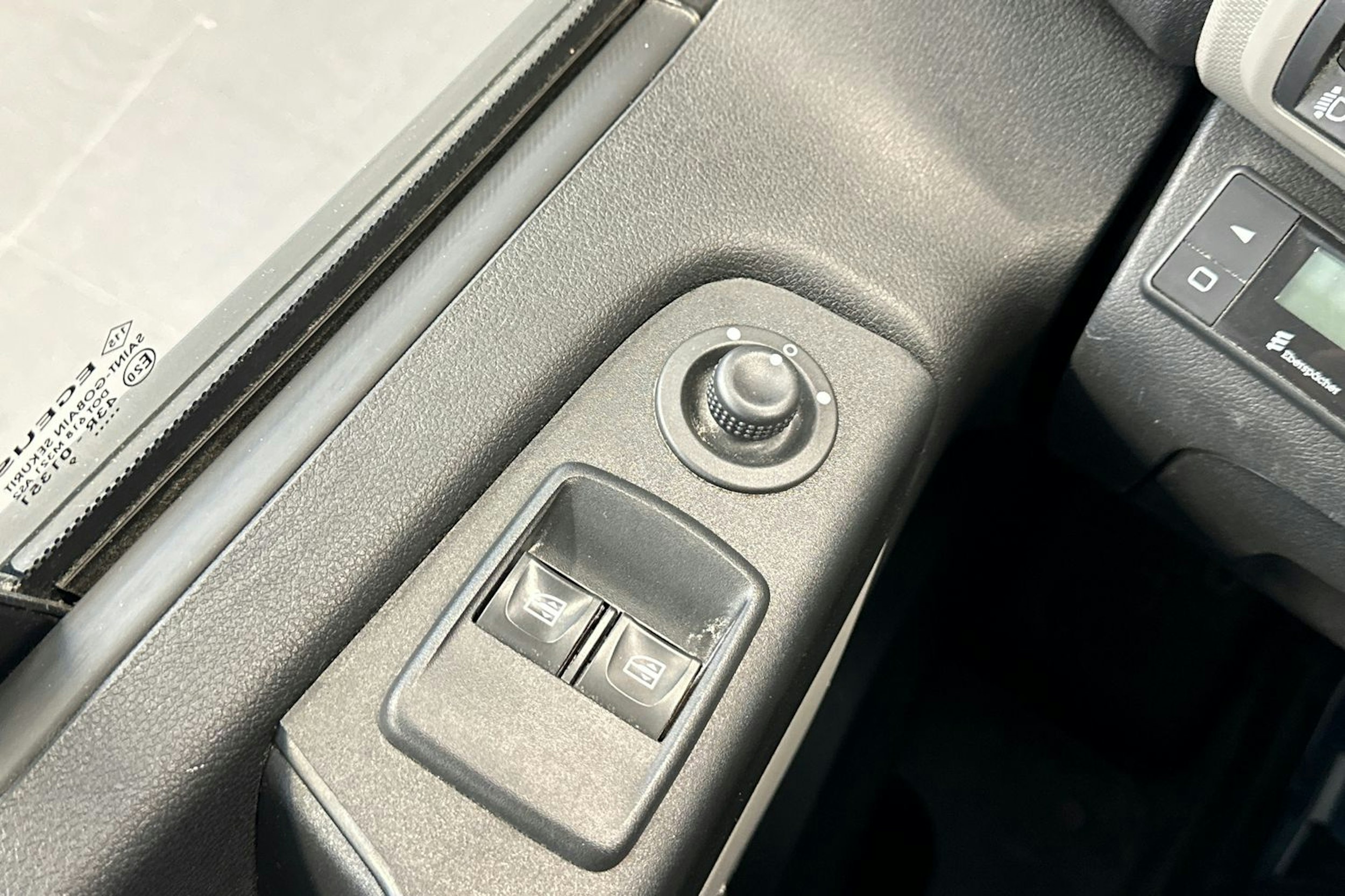 valkoinen Renault Trafic 2019 kuva 13.