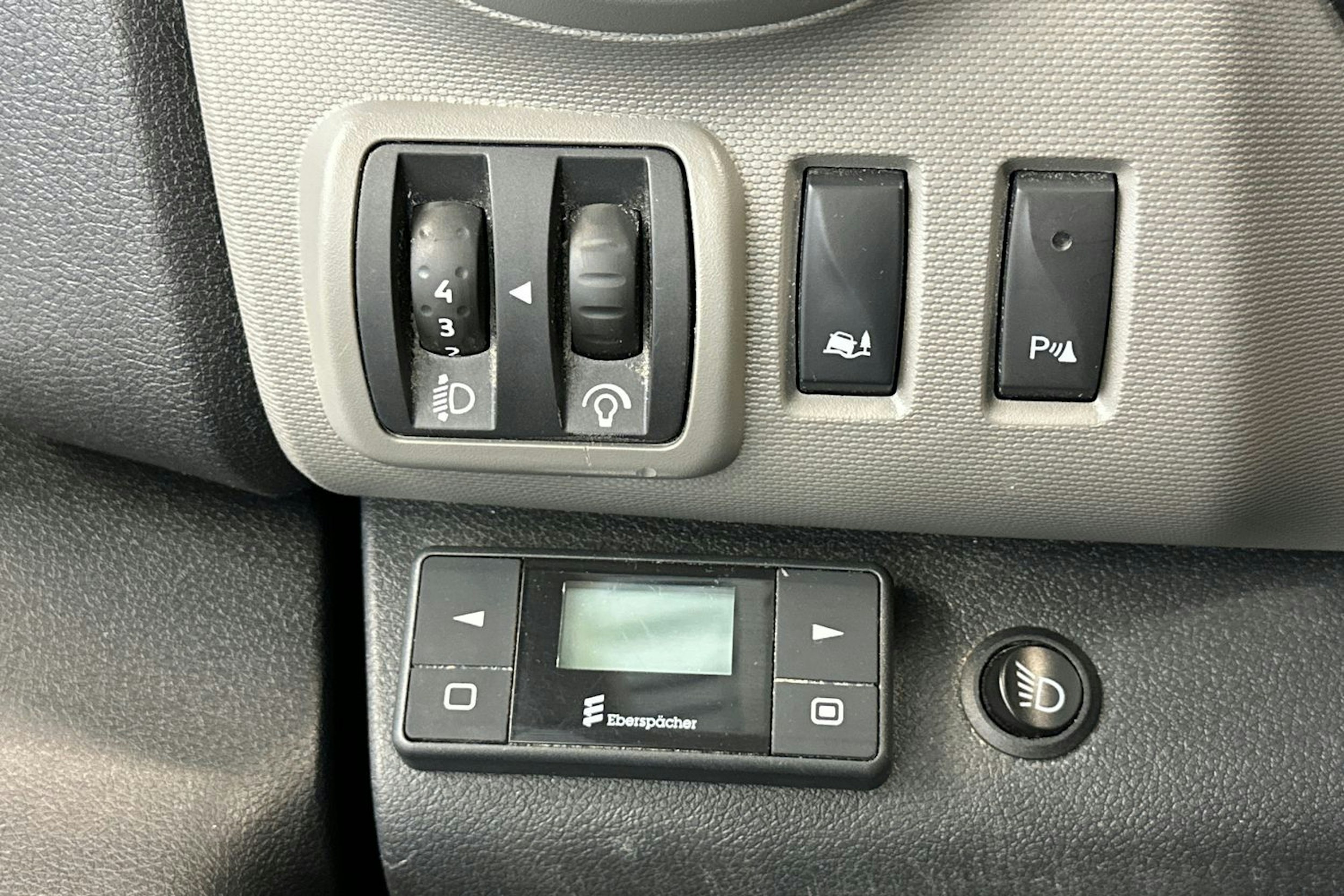 valkoinen Renault Trafic 2019 kuva 14.