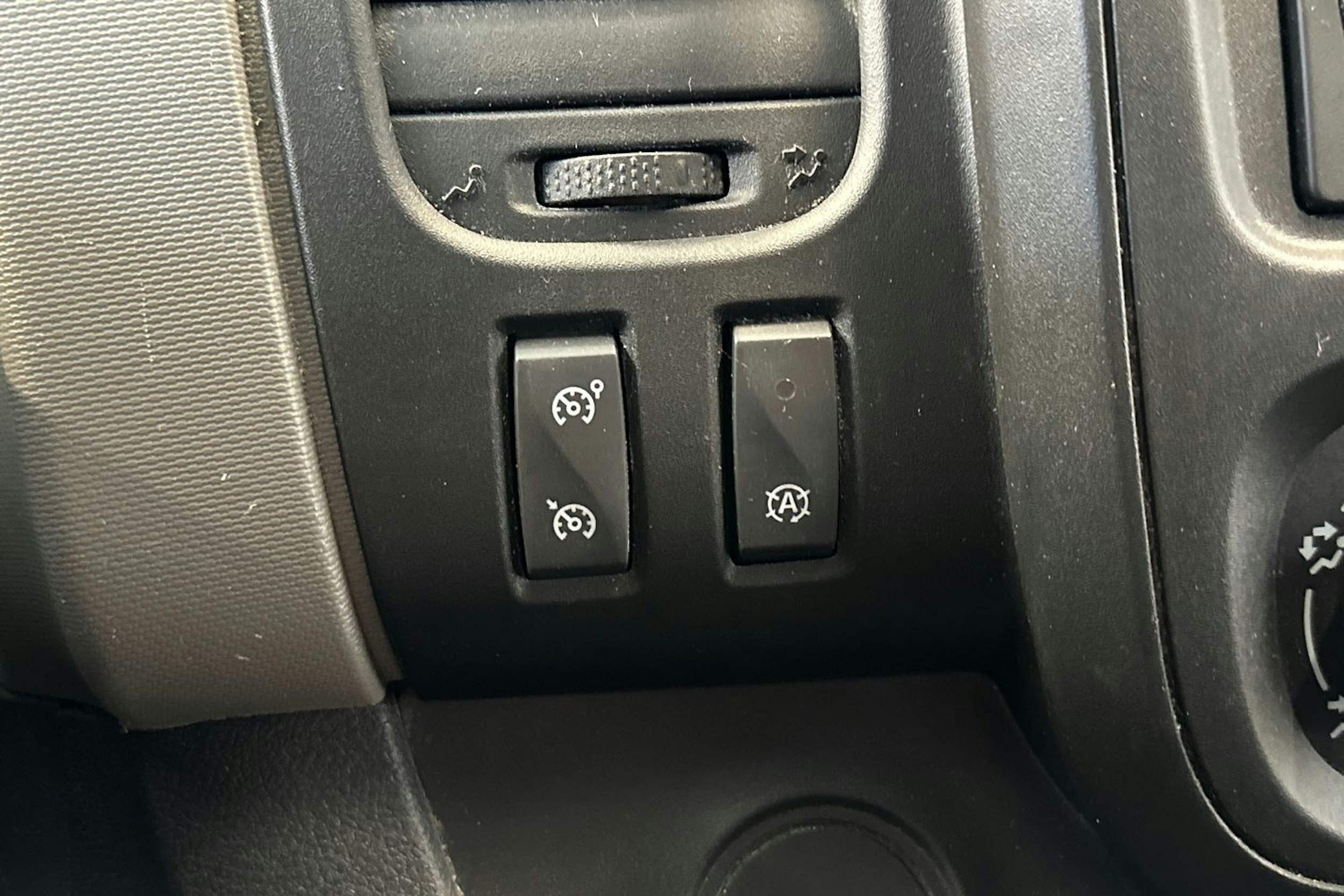valkoinen Renault Trafic 2019 kuva 17.
