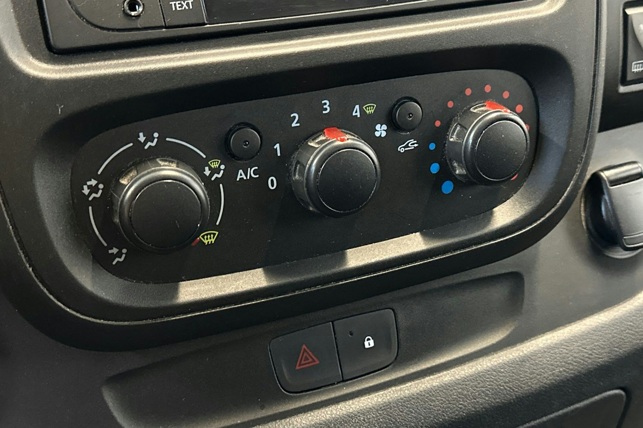 valkoinen Renault Trafic 2019 kuva 19.