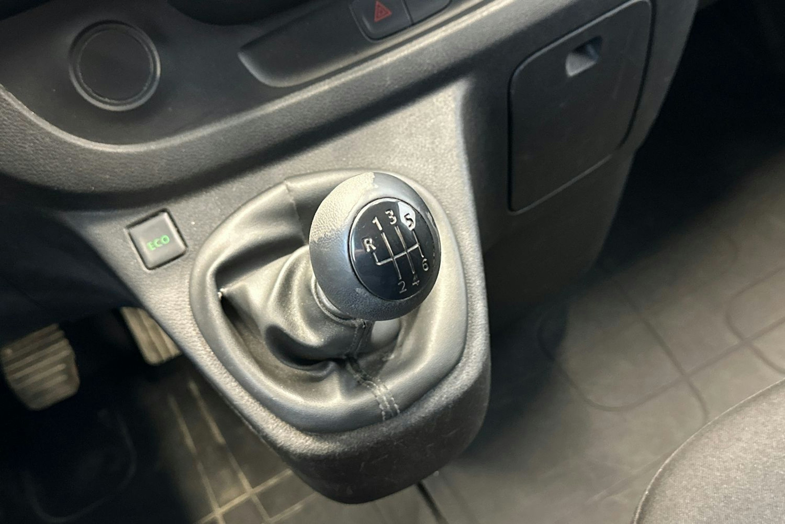 valkoinen Renault Trafic 2019 kuva 21.