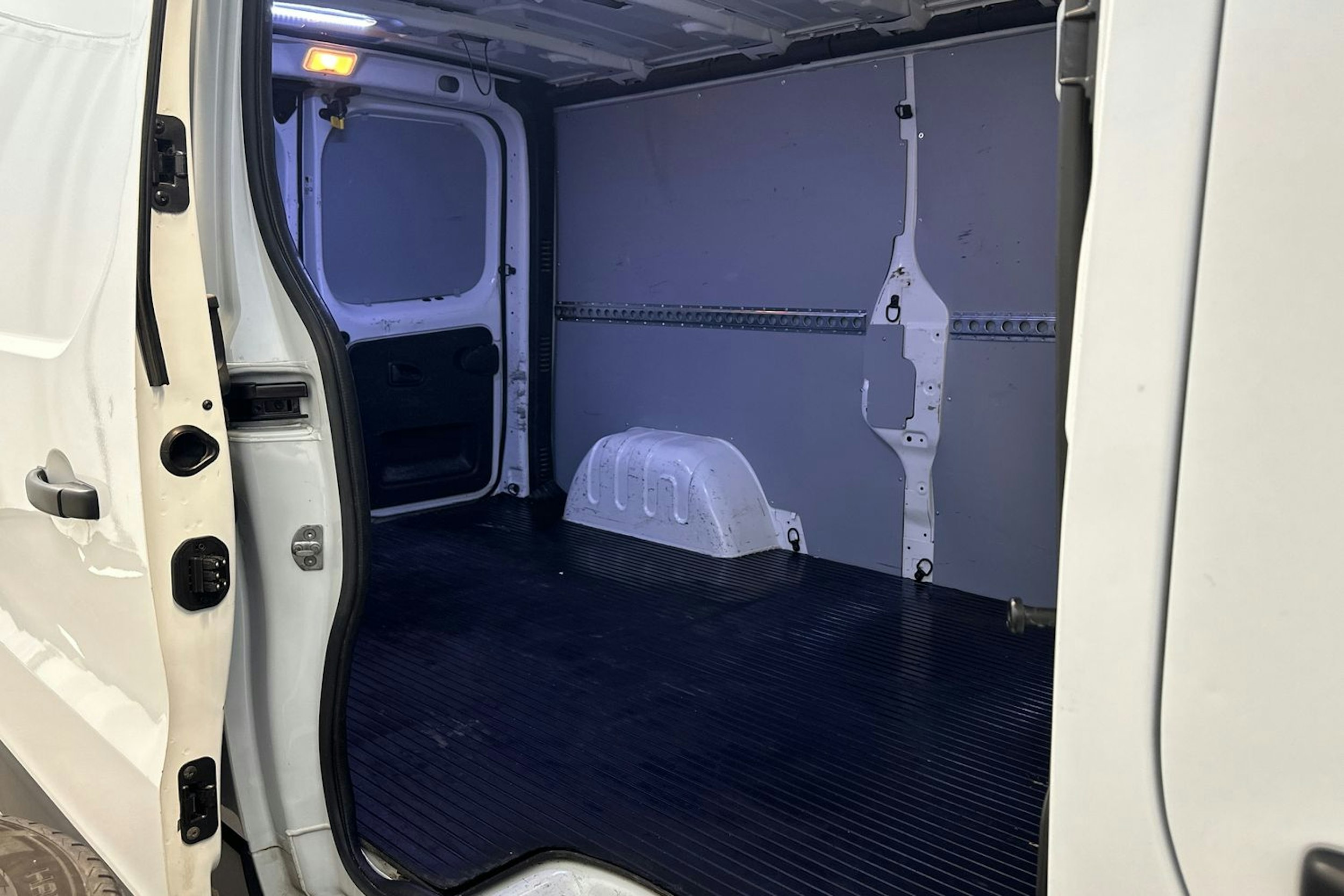 valkoinen Renault Trafic 2019 kuva 22.