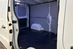 valkoinen Renault Trafic 2019 kuva 22.