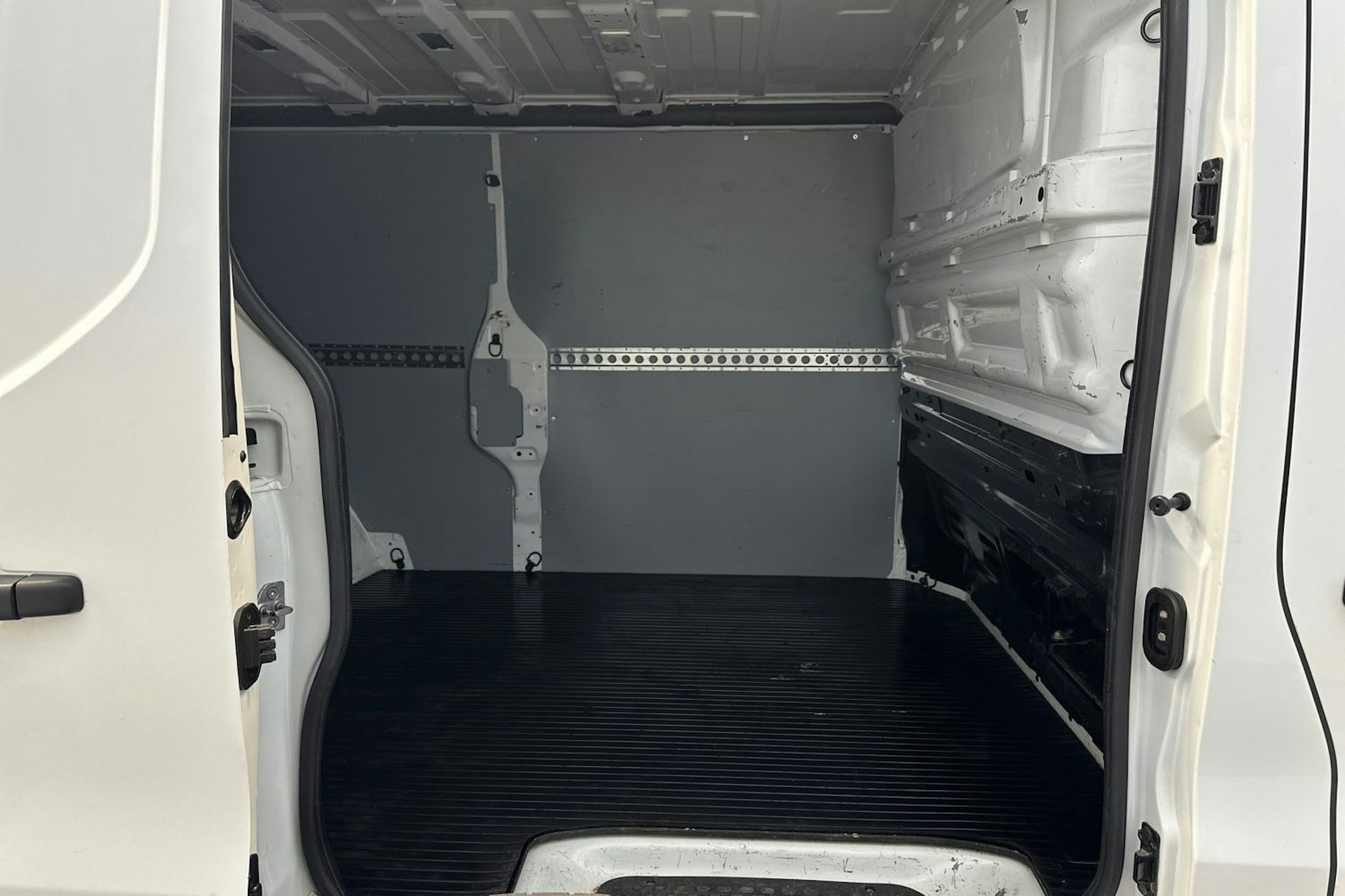 valkoinen Renault Trafic 2019 kuva 23.