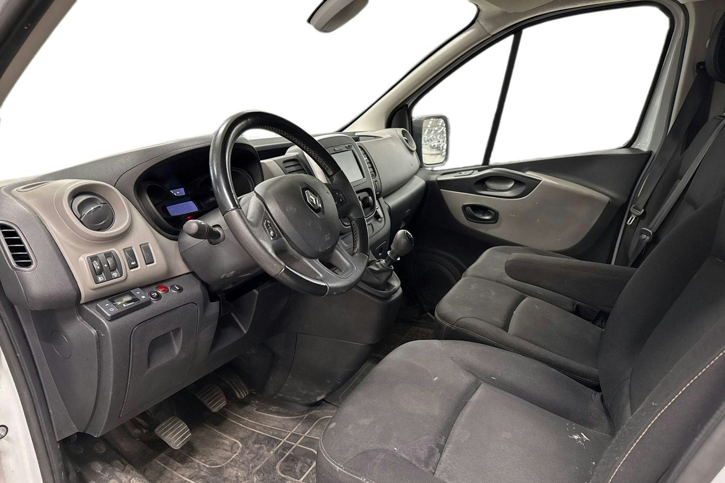 Valkoinen Renault Trafic 2019 kuva 3.