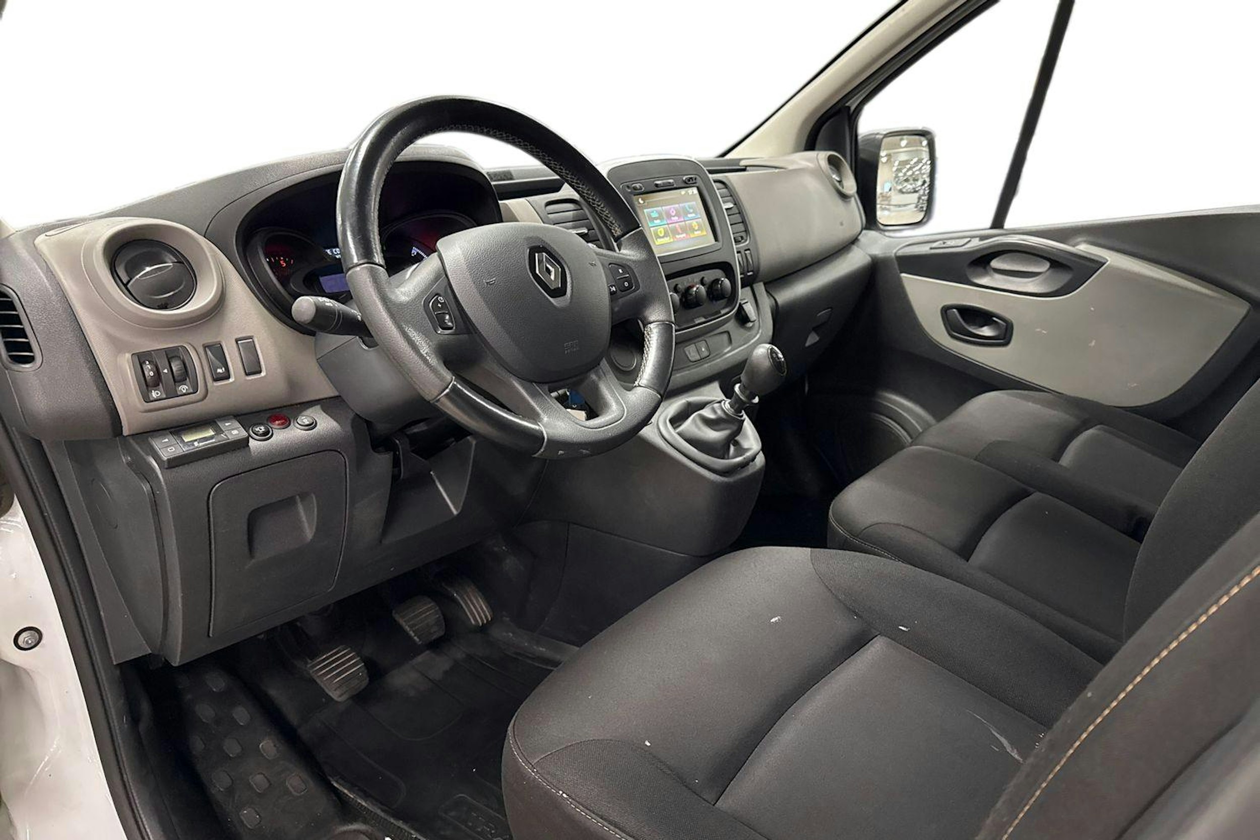Valkoinen Renault Trafic 2019 kuva 7.