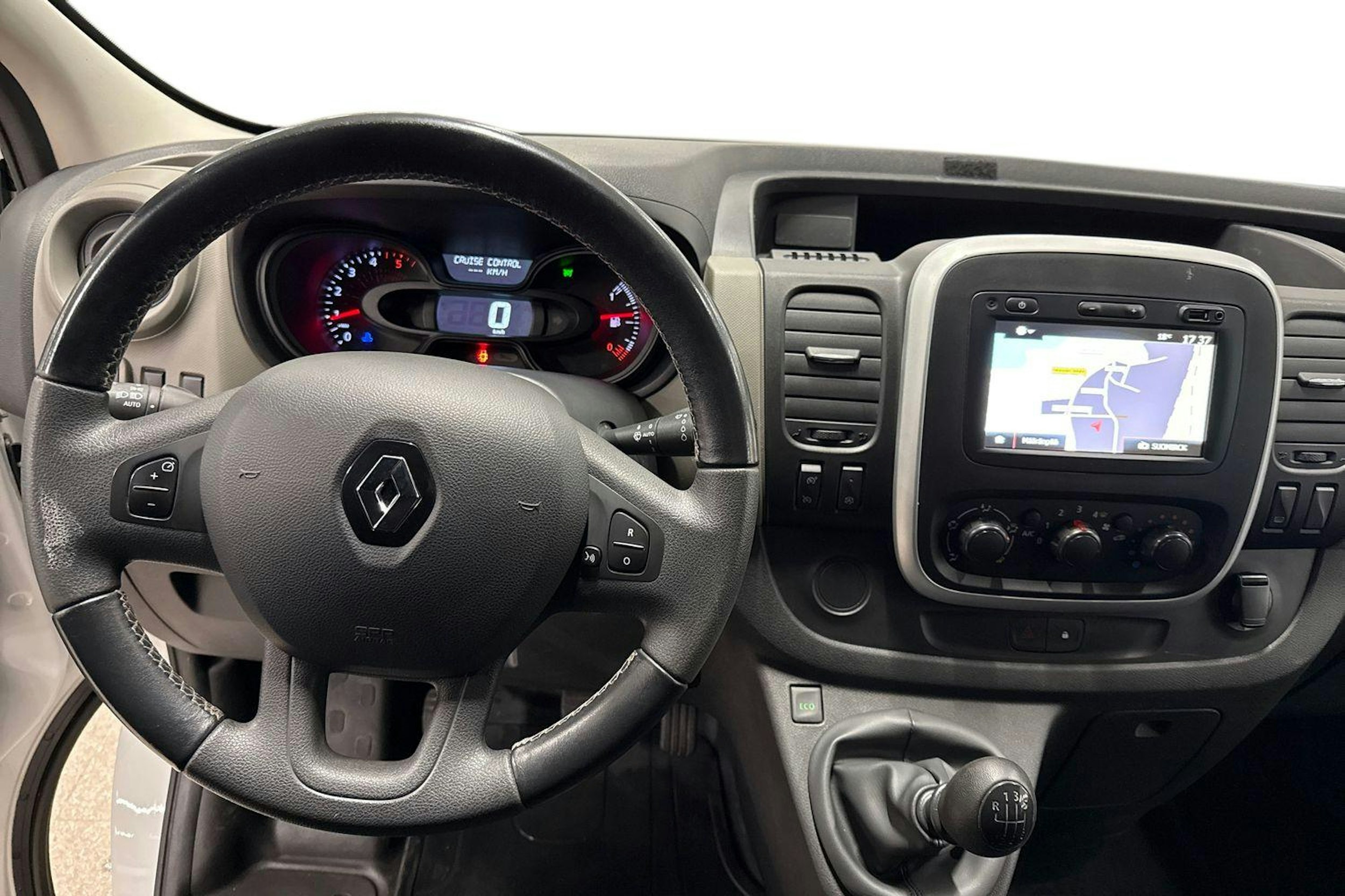Valkoinen Renault Trafic 2019 kuva 9.