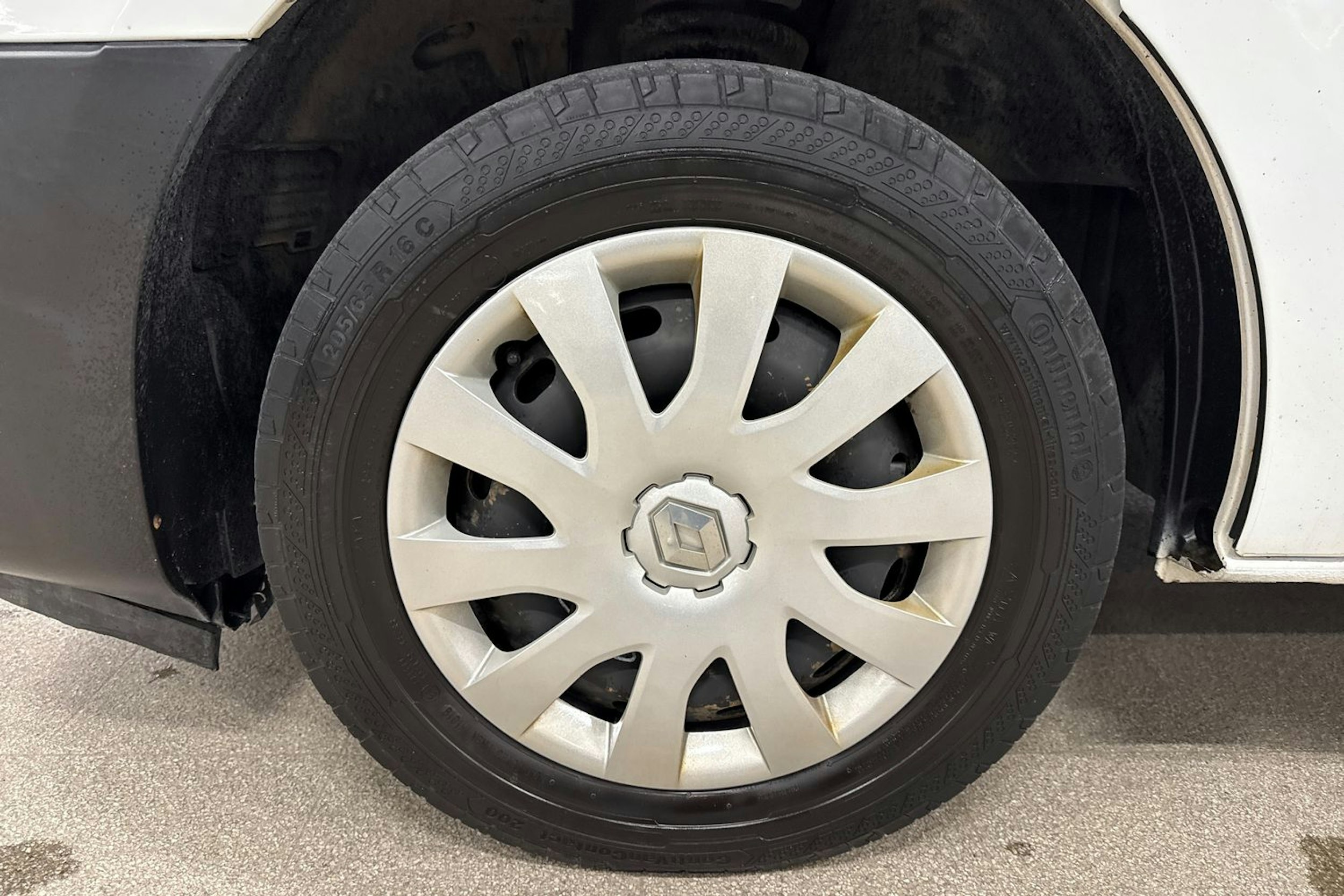 Valkoinen Renault Trafic 2019 kuva 11.