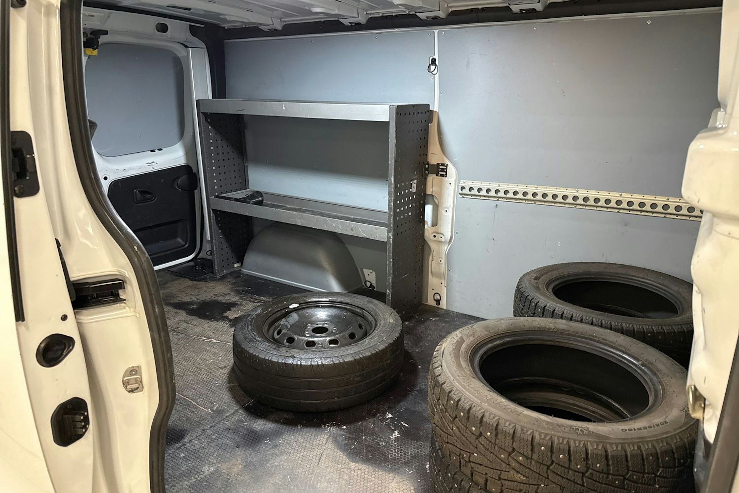 Valkoinen Renault Trafic 2019 kuva 13.