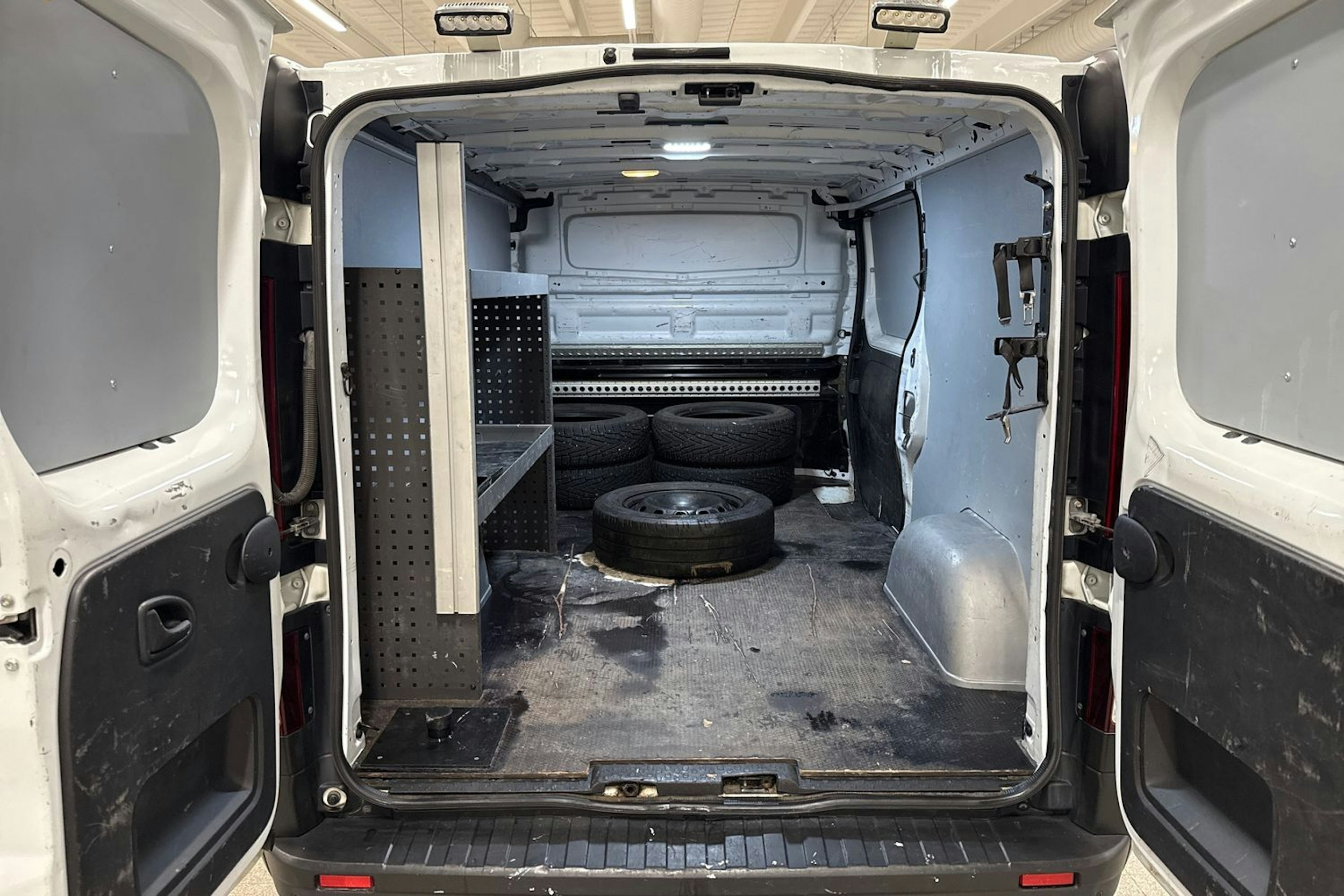 Valkoinen Renault Trafic 2019 kuva 14.