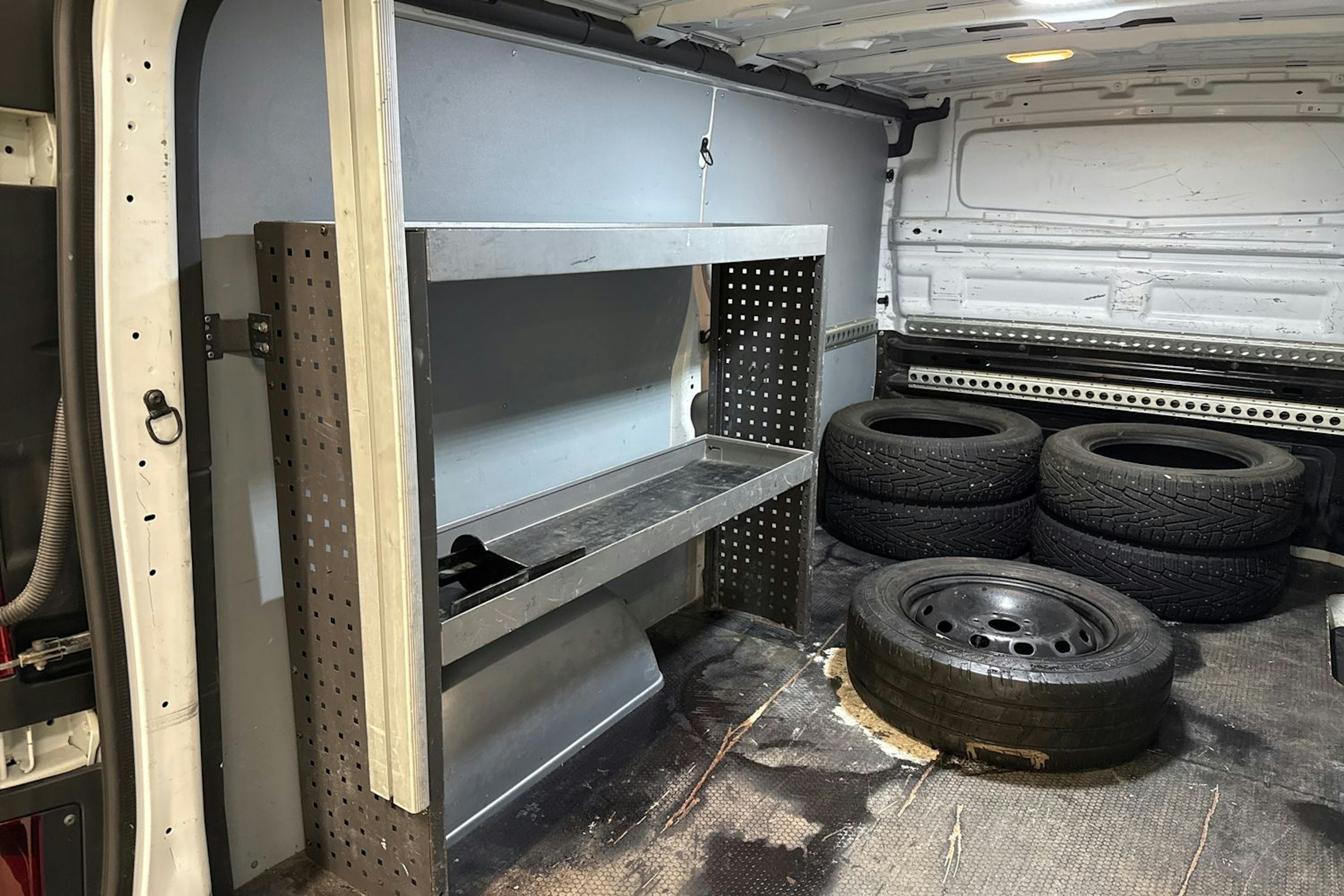 Valkoinen Renault Trafic 2019 kuva 15.