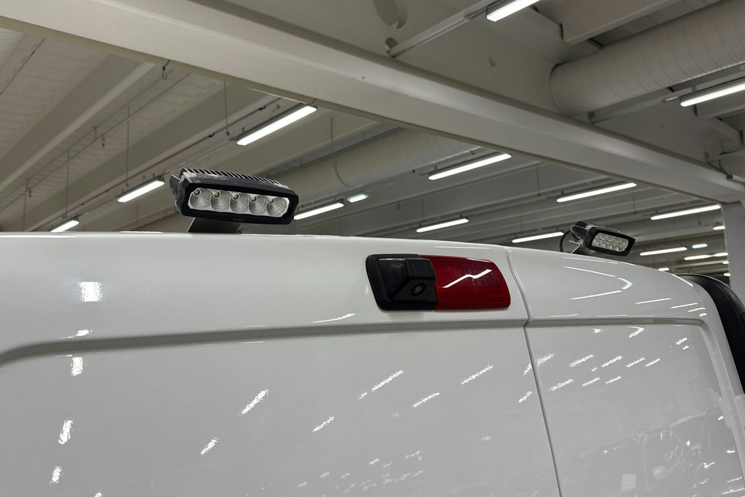 Valkoinen Renault Trafic 2019 kuva 16.