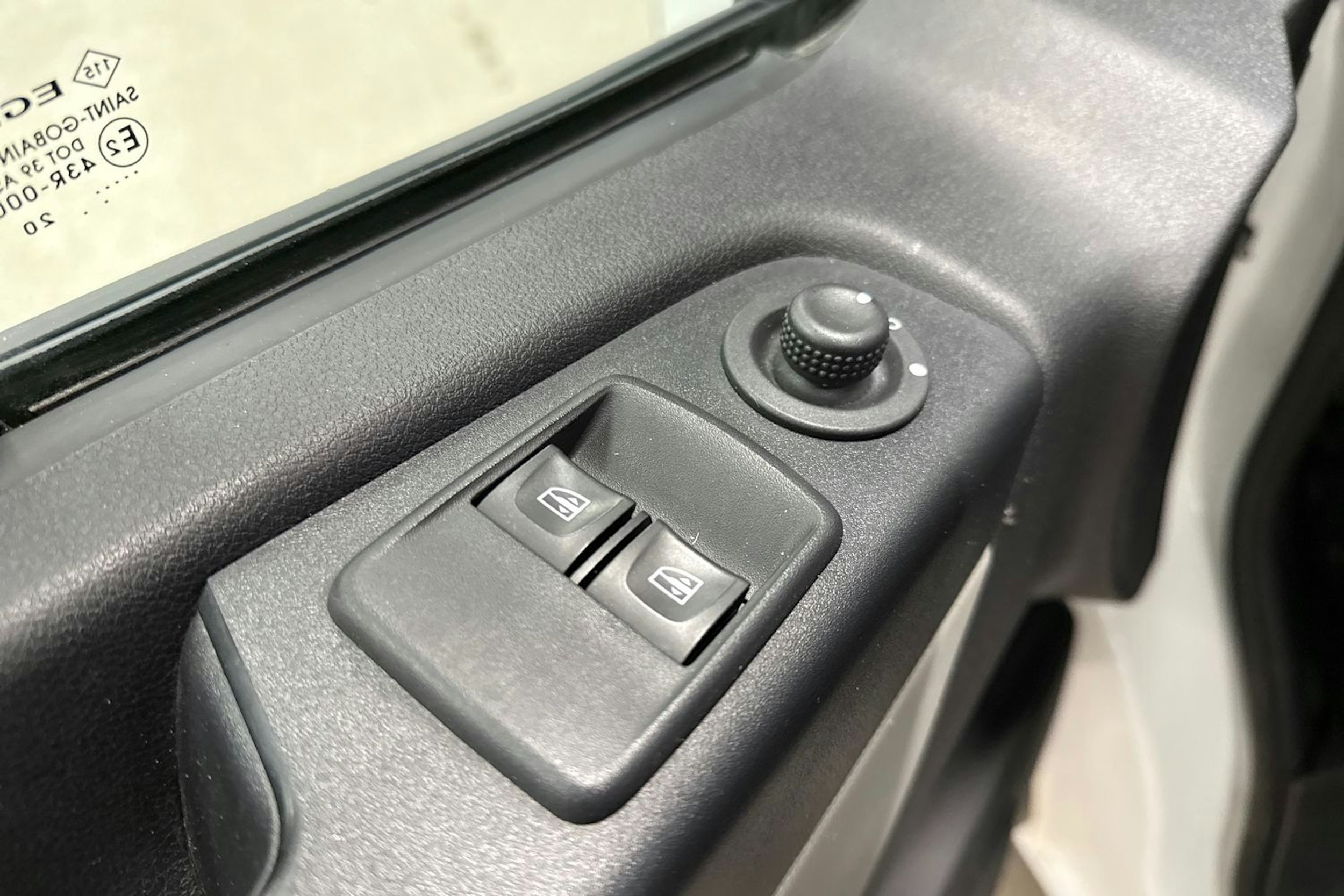 Valkoinen Renault Trafic 2019 kuva 17.