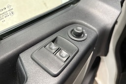 Valkoinen Renault Trafic 2019 kuva 17.