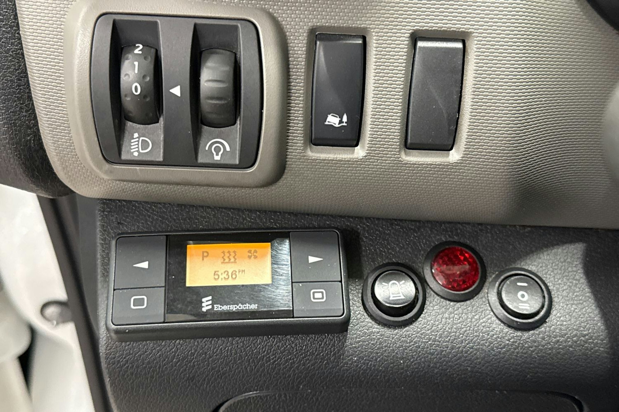 Valkoinen Renault Trafic 2019 kuva 18.