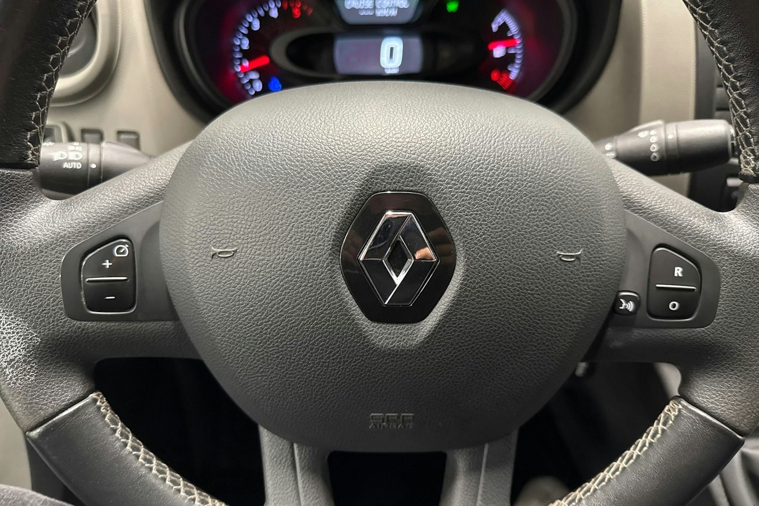 Valkoinen Renault Trafic 2019 kuva 19.