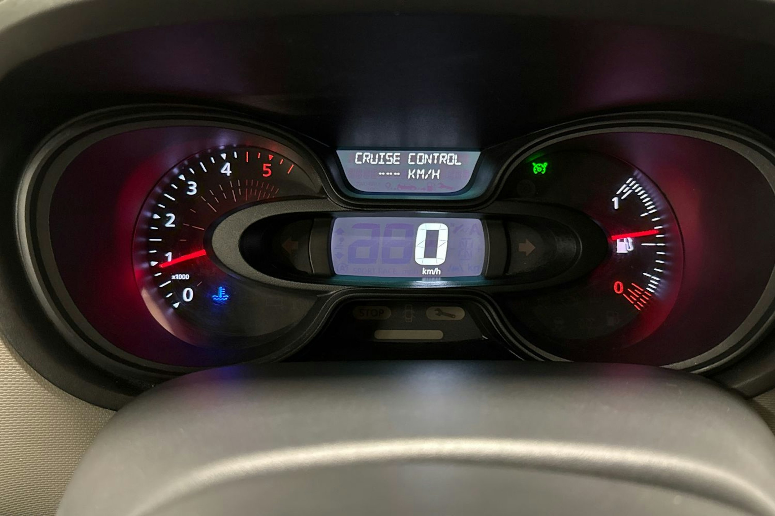 Valkoinen Renault Trafic 2019 kuva 20.