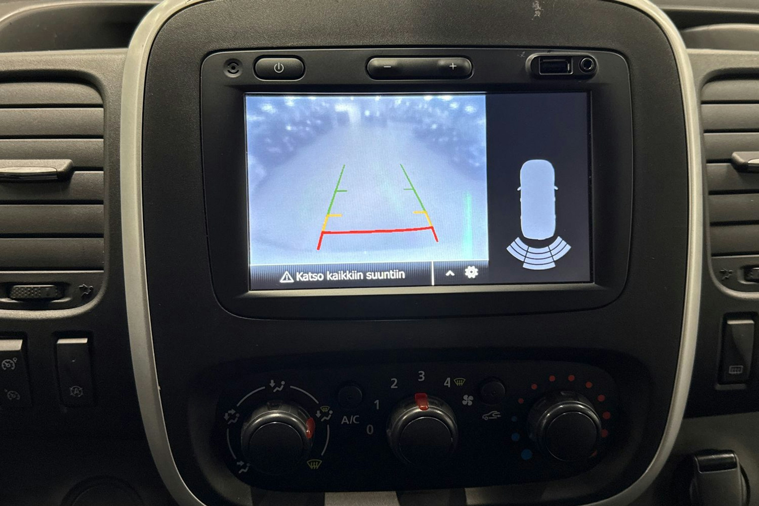 Valkoinen Renault Trafic 2019 kuva 22.