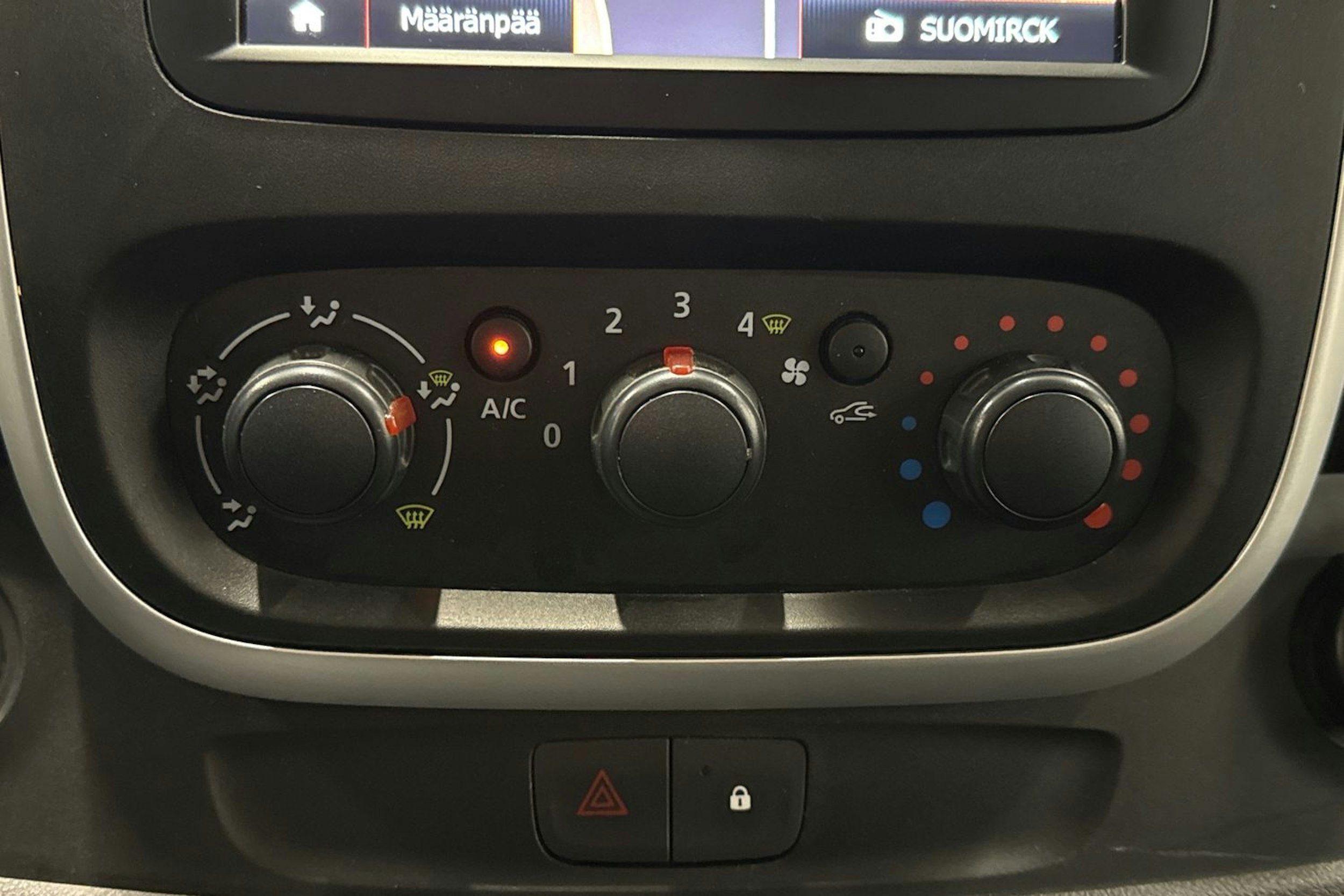 Valkoinen Renault Trafic 2019 kuva 23.