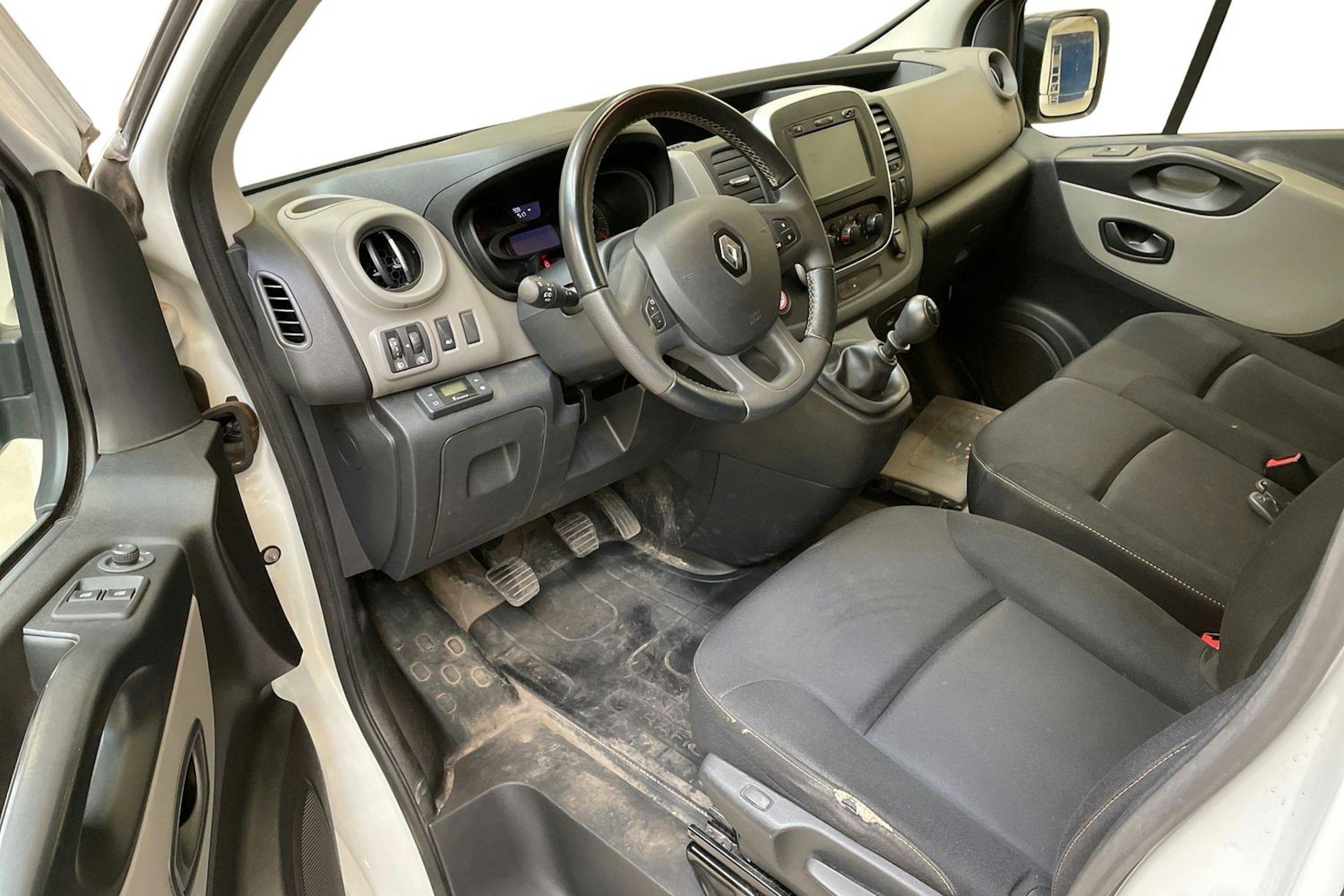 valkoinen Renault Trafic 2019 kuva 3.