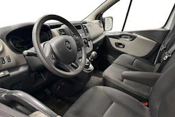 valkoinen Renault Trafic 2019 kuva 3.
