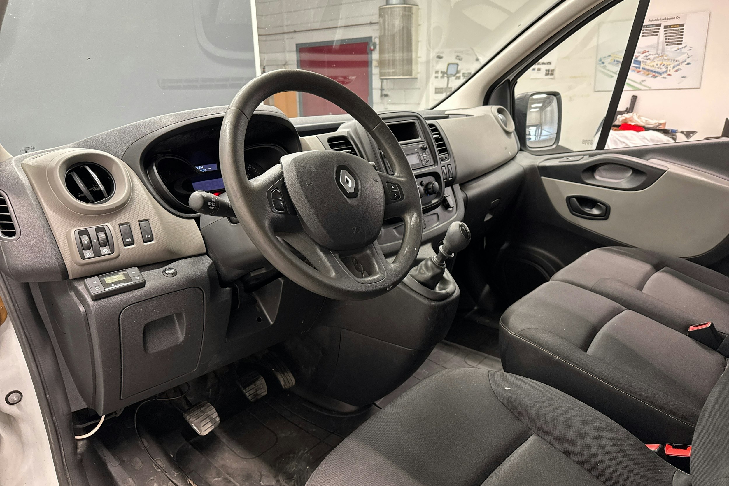 valkoinen Renault Trafic 2019 kuva 6.