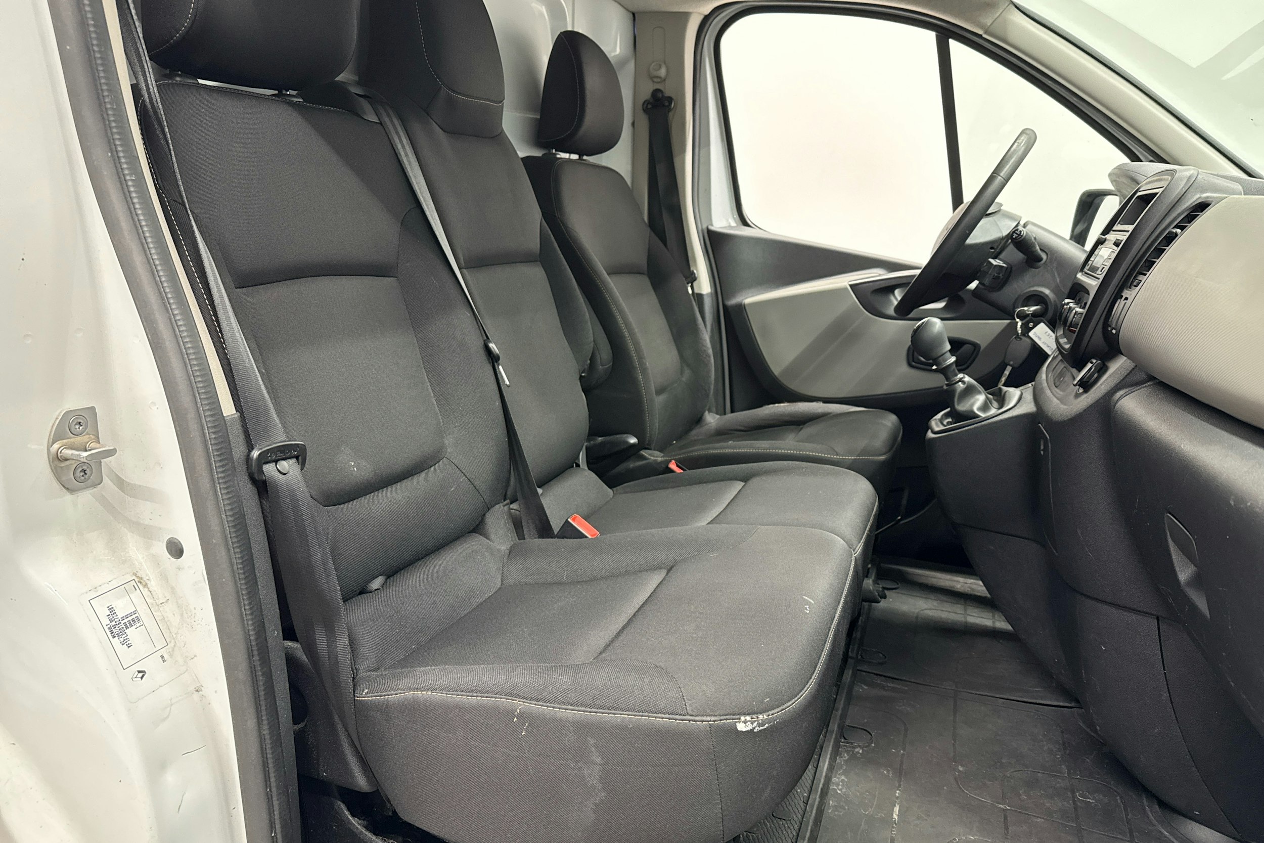 valkoinen Renault Trafic 2019 kuva 8.