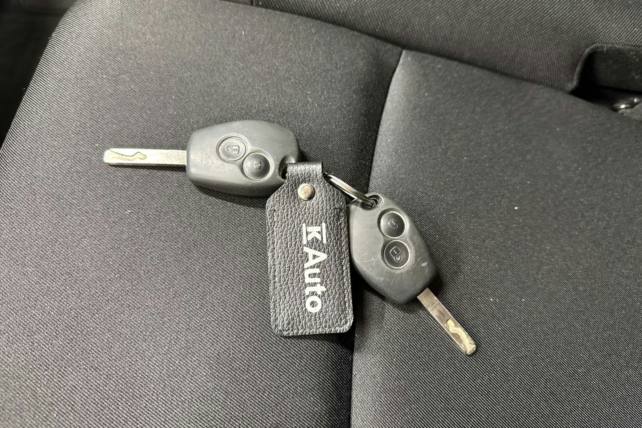 valkoinen Renault Trafic 2019 kuva 18.