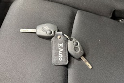 valkoinen Renault Trafic 2019 kuva 18.