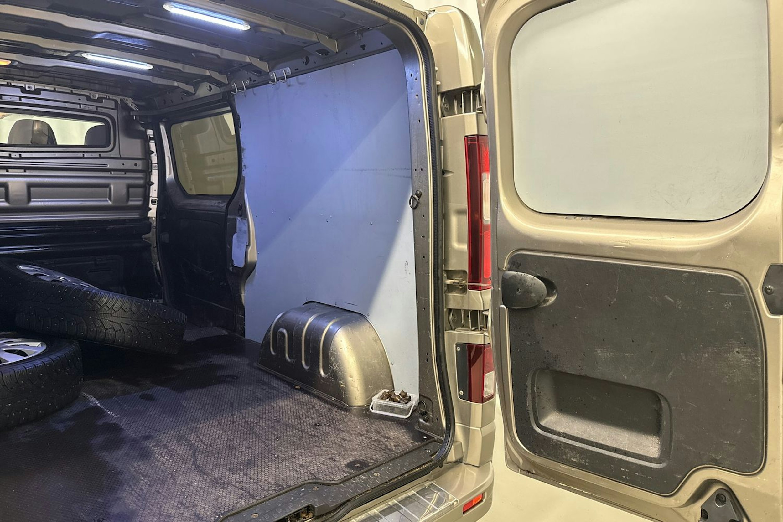 ruskea (beige) Renault Trafic 2019 kuva 23.