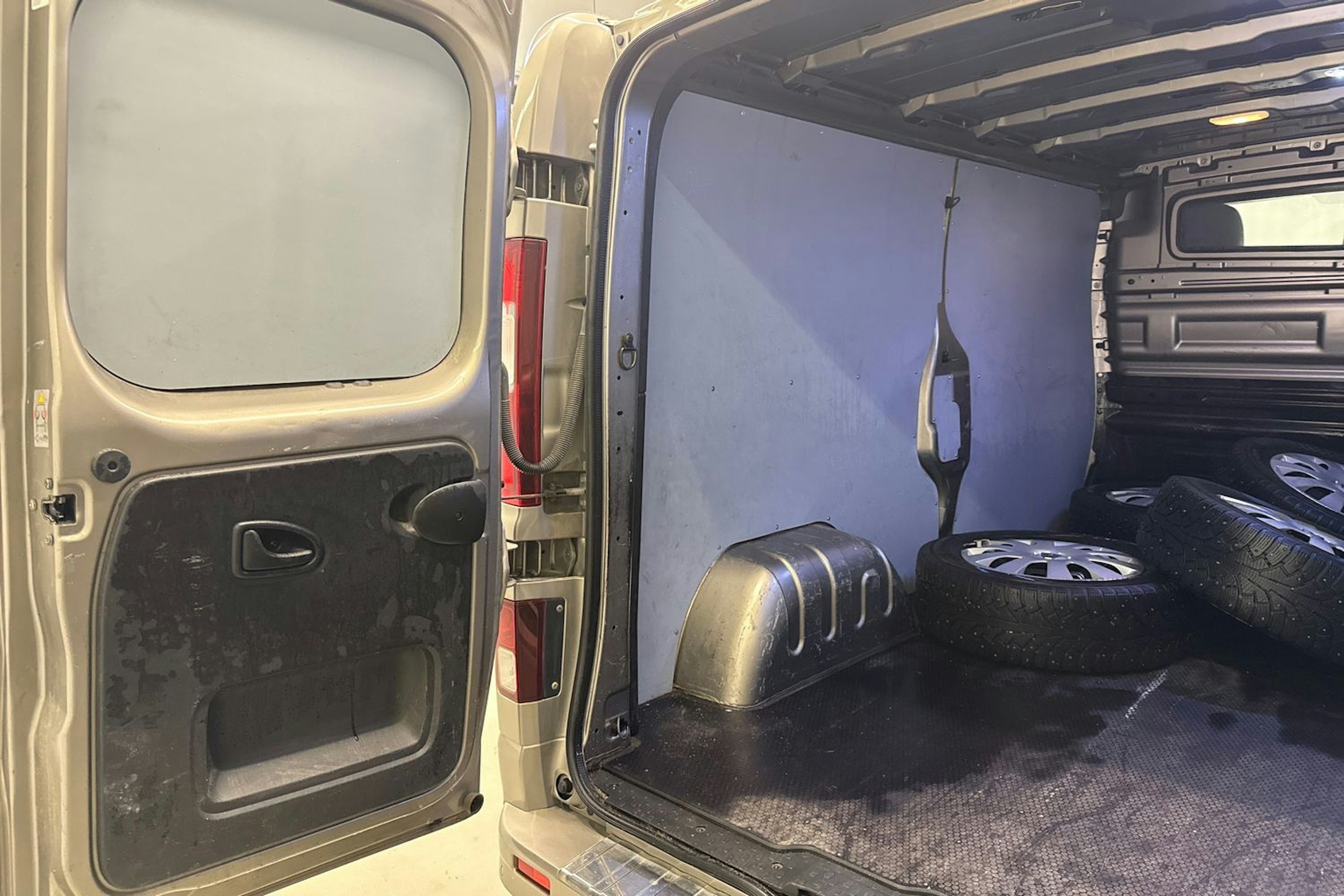 ruskea (beige) Renault Trafic 2019 kuva 25.