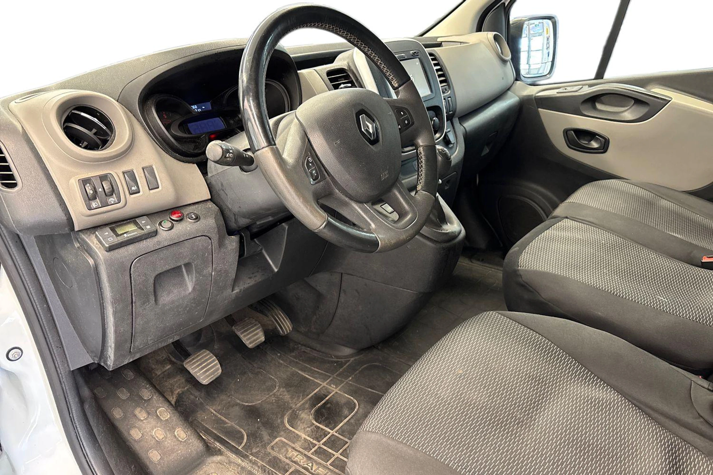 valkoinen Renault Trafic 2019 kuva 3.
